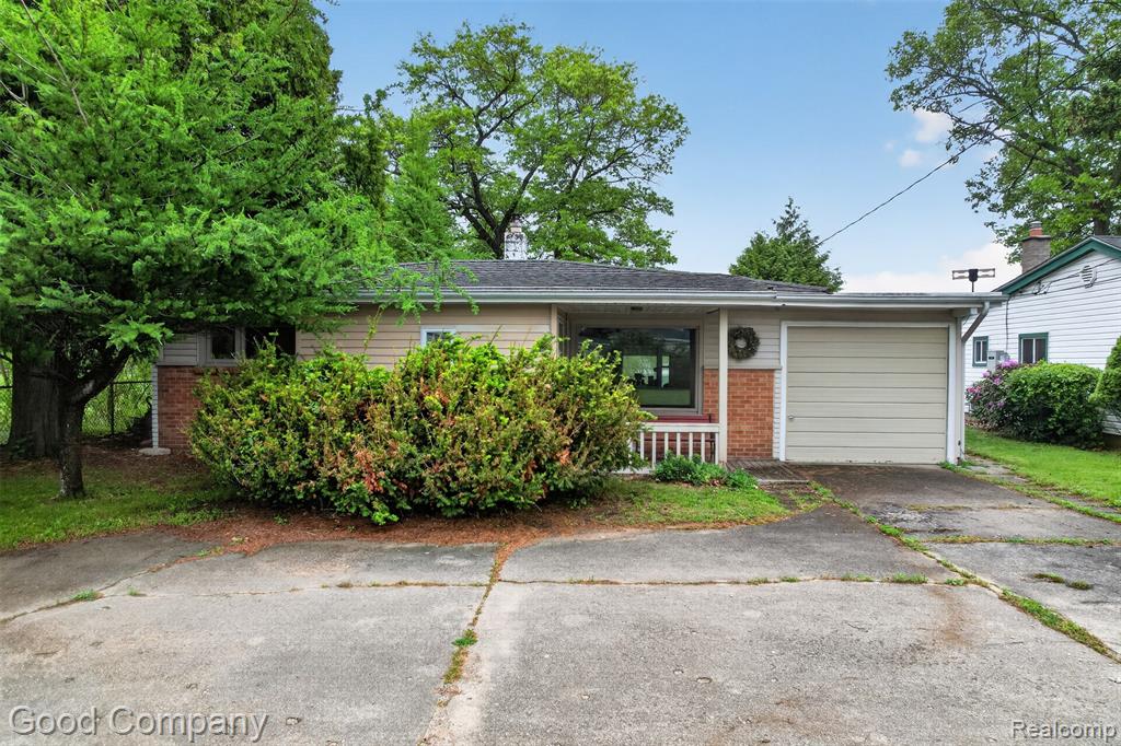 953 Lake Drive, Oxford, MI 48371 — front exterior