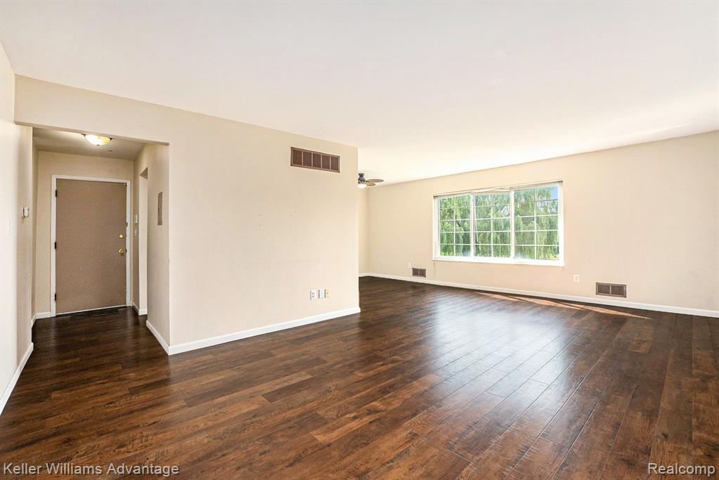 670 E Fox Hills Drive, Bloomfield, MI 48304 — Photo 4