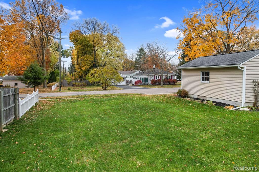 704 W Brooks Street, Howell, MI 48843 — Photo 10
