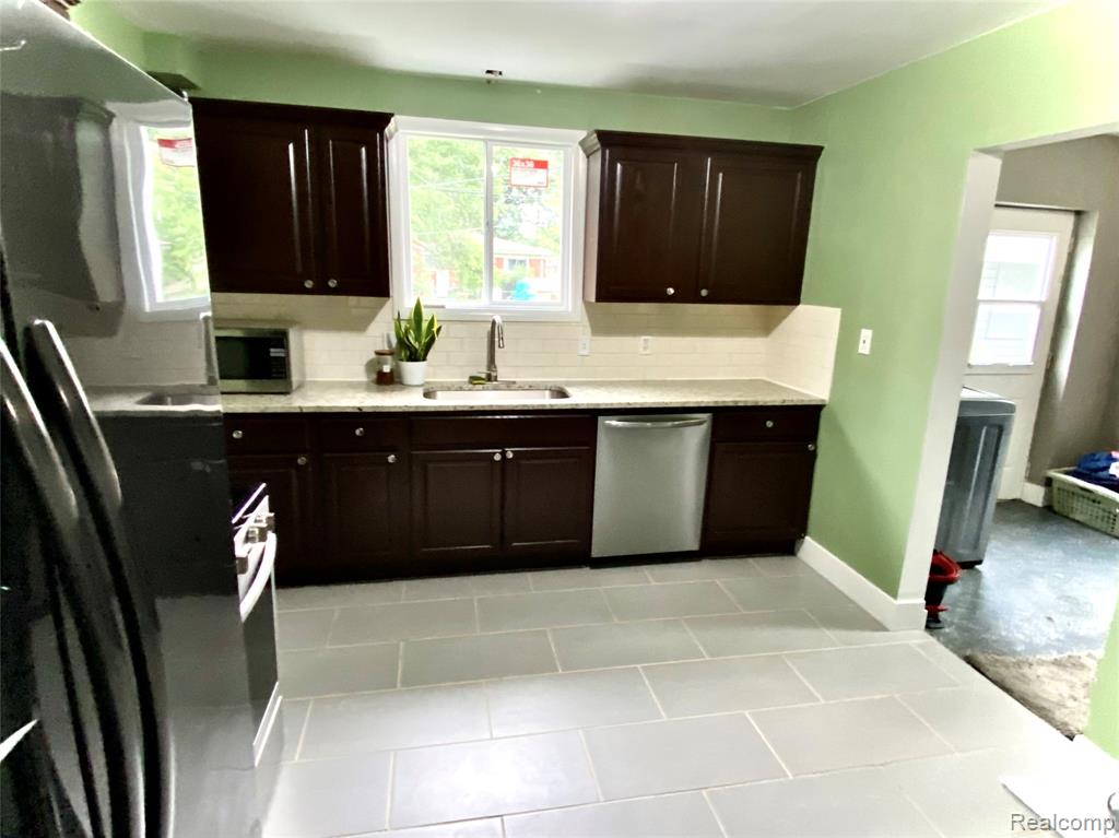 8073 Helen, Center Line, MI 48015 — Photo 11