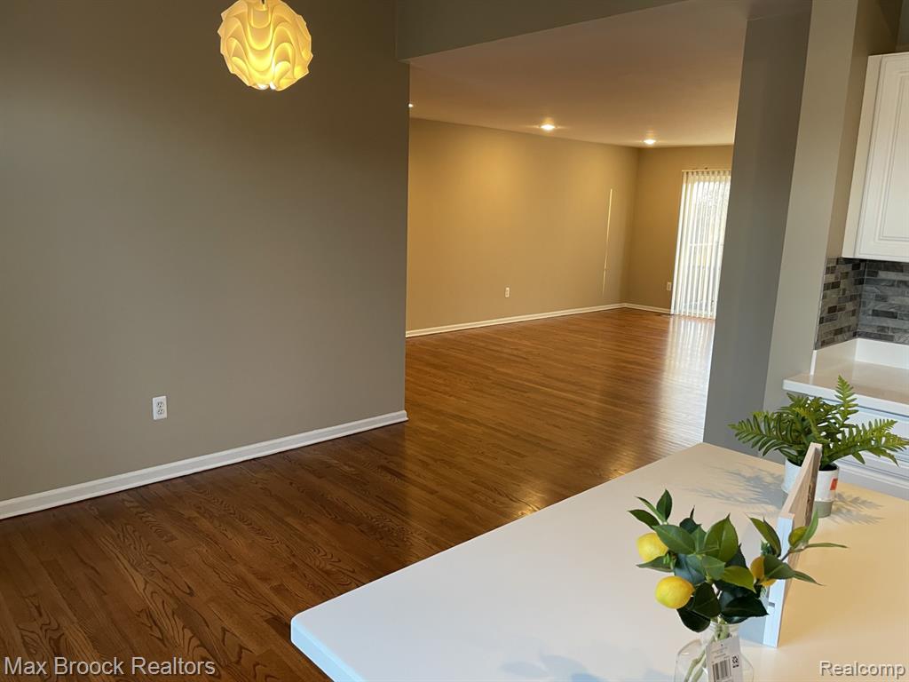 924 SANDALWOOD Drive, Troy, MI 48085 — Photo 9