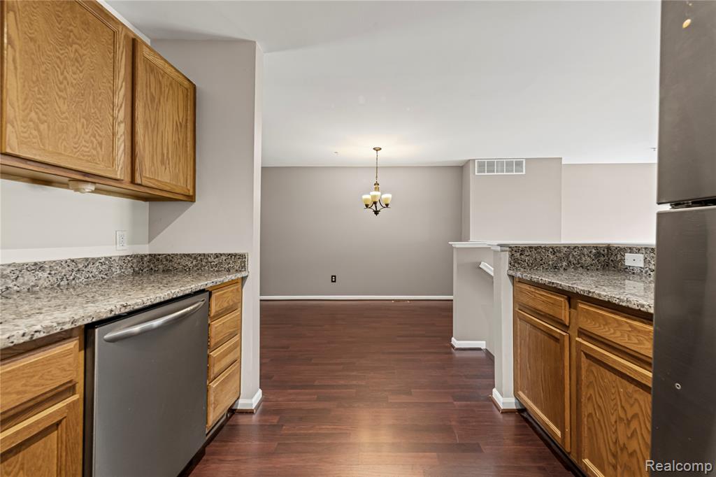 460 Old Pine Way, Walled Lake, MI 48390 — Photo 10