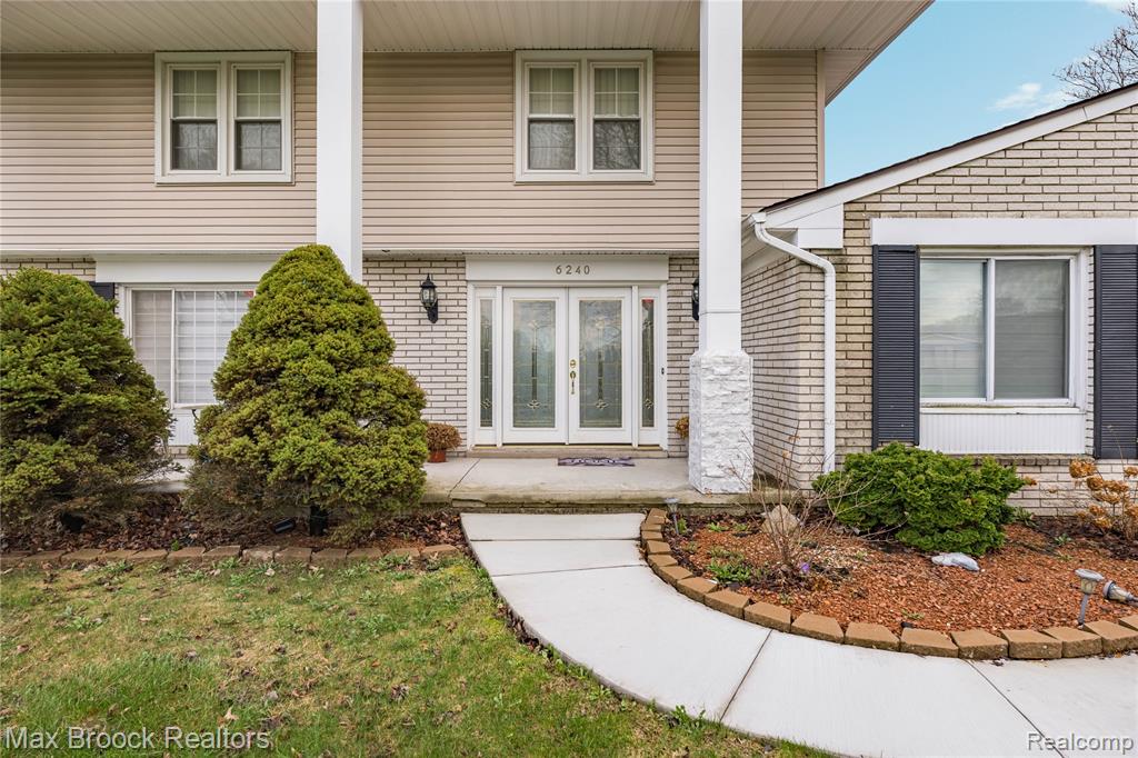 6240 Wynford Drive, West Bloomfield, MI — Photo 2