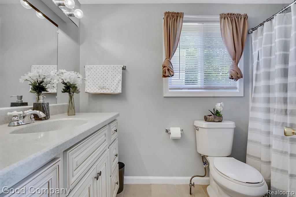 935 N MAPLE Avenue, Royal Oak, MI 48067 — Photo 12