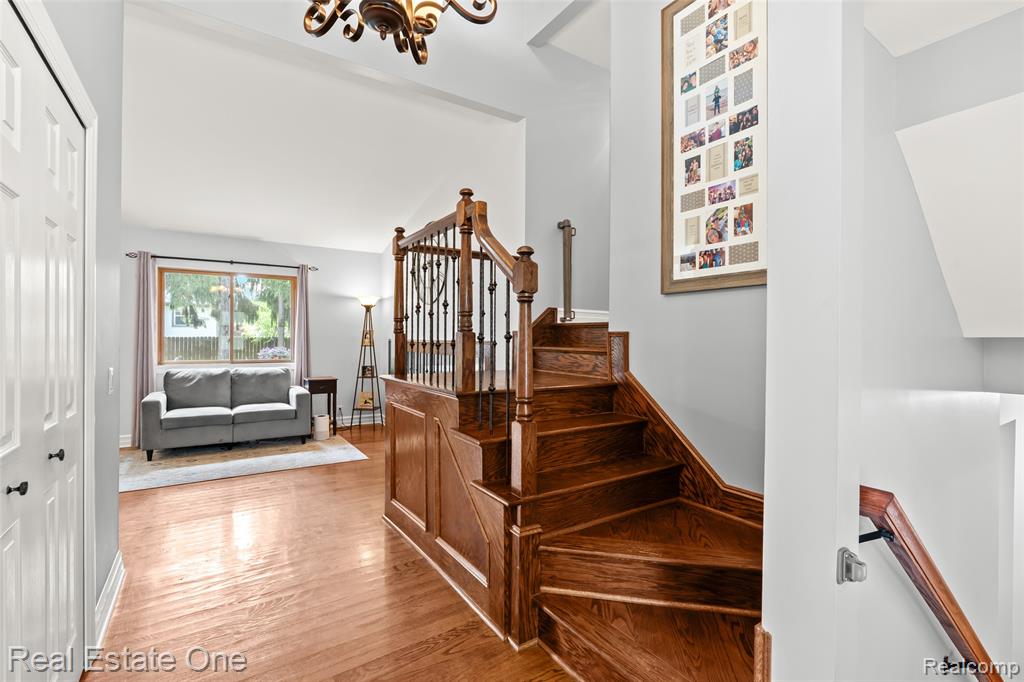 696 Estes Court, Waterford, MI 48327 — Photo 17