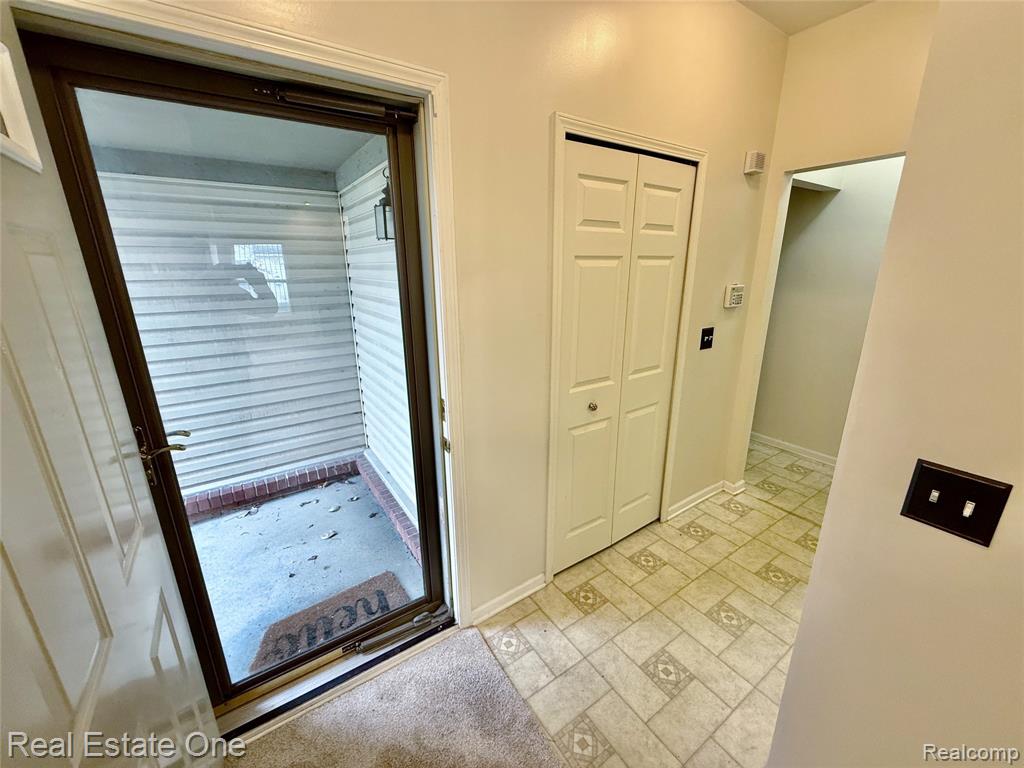 716 Palmer Drive, Pontiac, MI 48342 — Photo 2