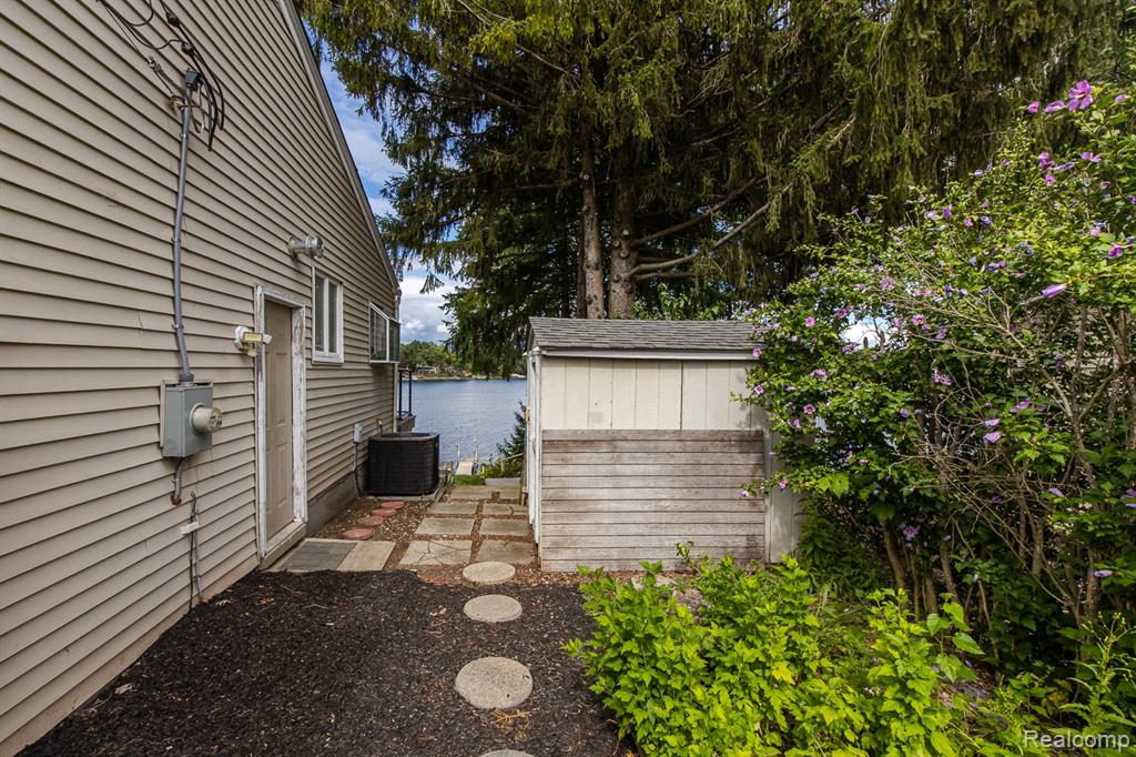 5914 Pleasant Drive, Waterford, MI 48329 — Photo 43