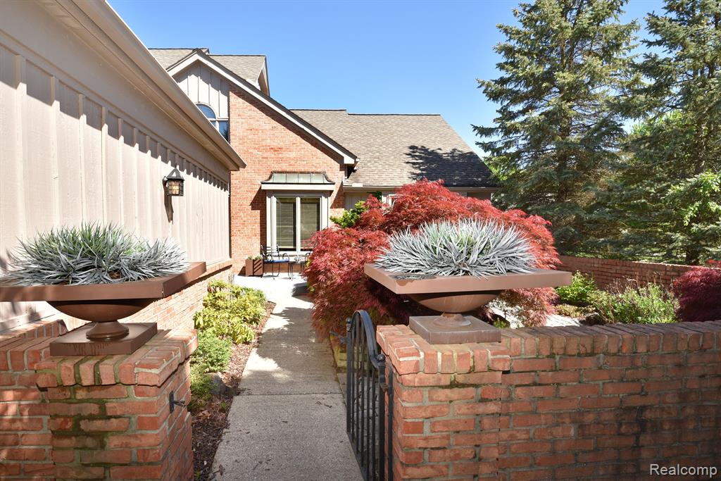 37738 AMBER Drive, Farmington Hills, MI 48331 — Photo 2