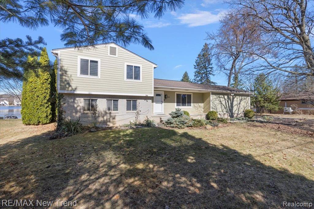 7135 CAPRI Drive, White Lake, MI 48383 — Photo 6