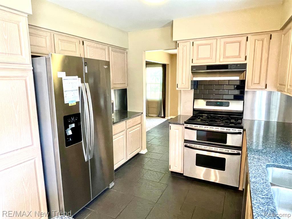 41700 KIRKWOOD Drive, Novi, MI — Photo 3
