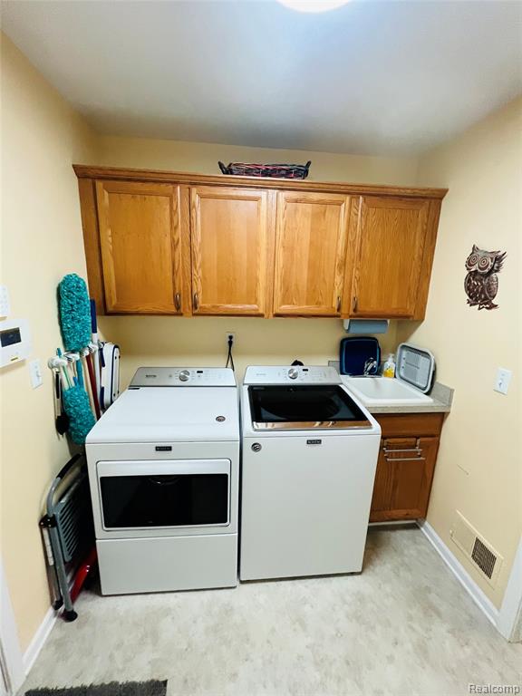 828 Woodhaven Drive, Commerce Twp, MI 48390 — Photo 15