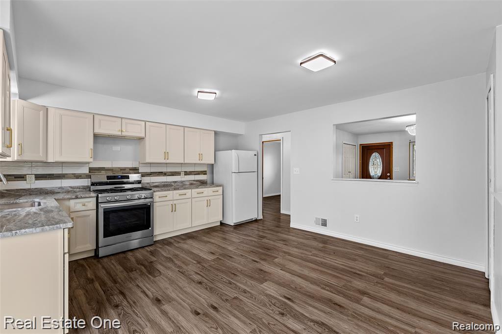 8456 Robindale Street, Dearborn Heights, MI 48127 — Photo 6