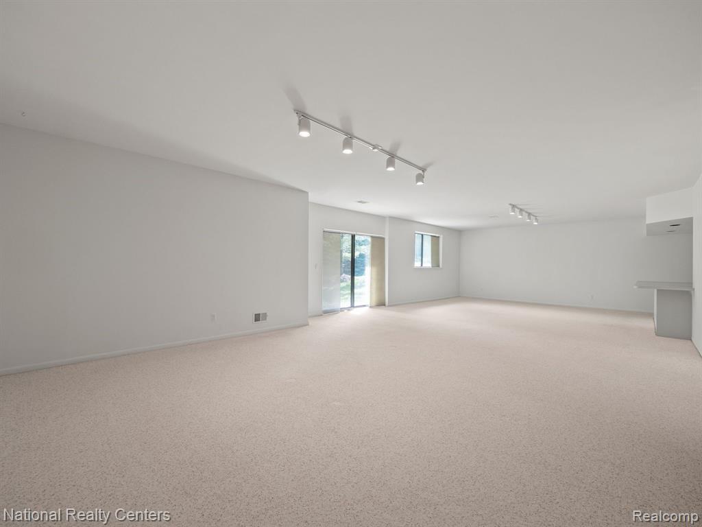 4888 WOODCLIFF HILL Road, West Bloomfield, MI 48323 — Photo 37
