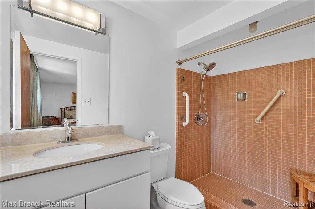7456 Glengrove Drive, Bloomfield Hills, MI 48301 — Photo 30