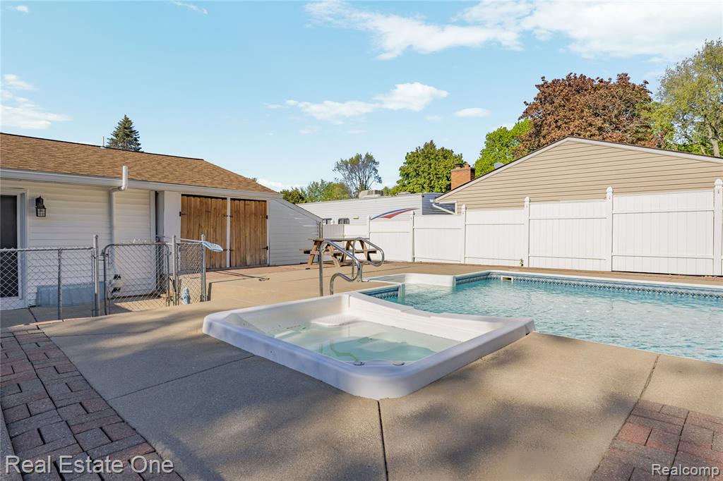 1825 Luneta, Commerce Twp, MI 48382 — Photo 35
