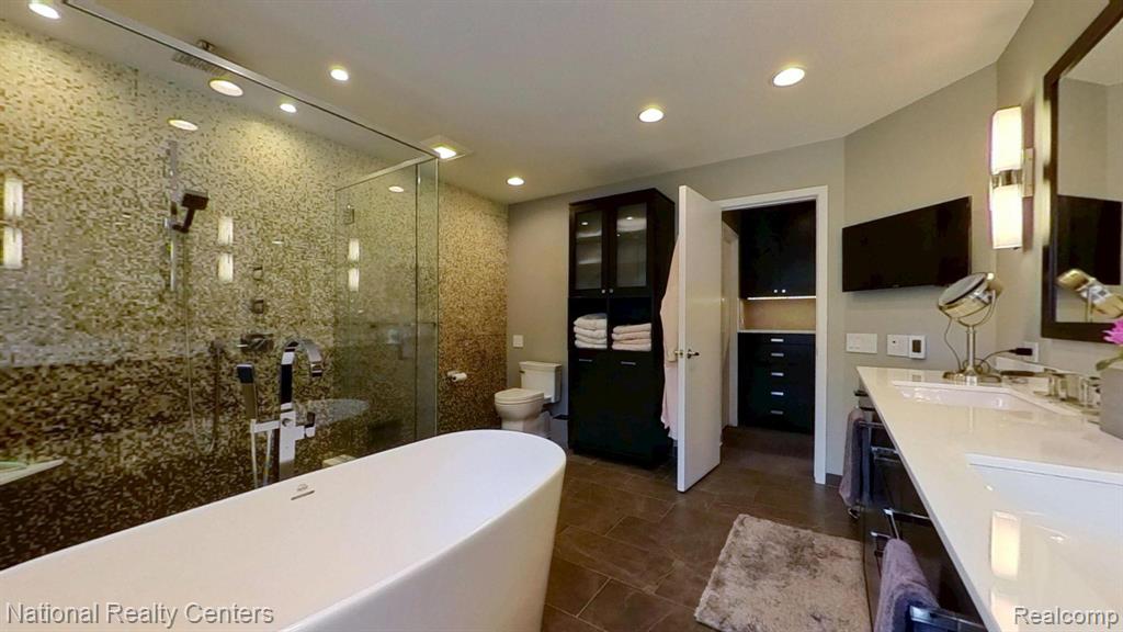 6783 Burtonwood Drive, West Bloomfield, MI — Photo 49