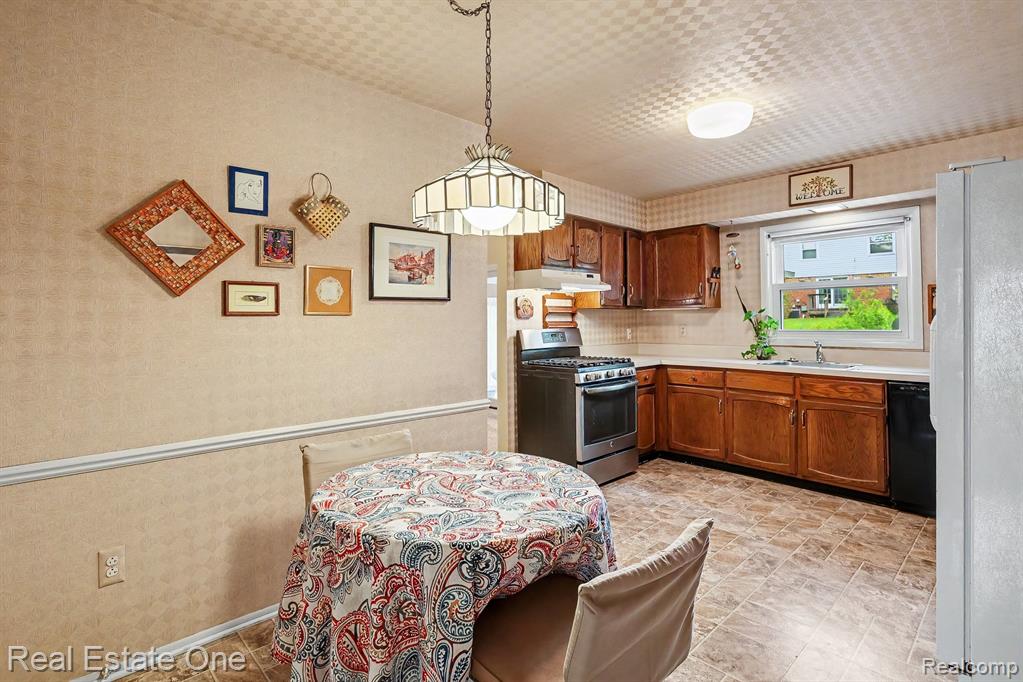 4923 Stamford Drive, West Bloomfield, MI 48323 — Photo 10