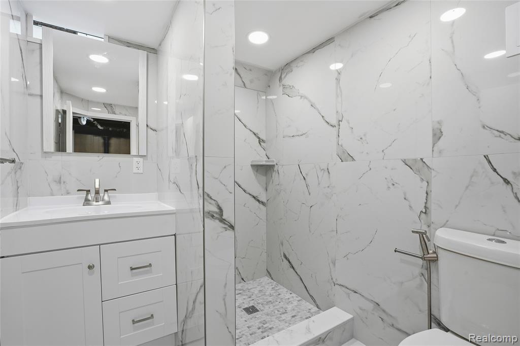 20886 Crestmont Lane, Dearborn Heights, MI 48127 — Photo 31