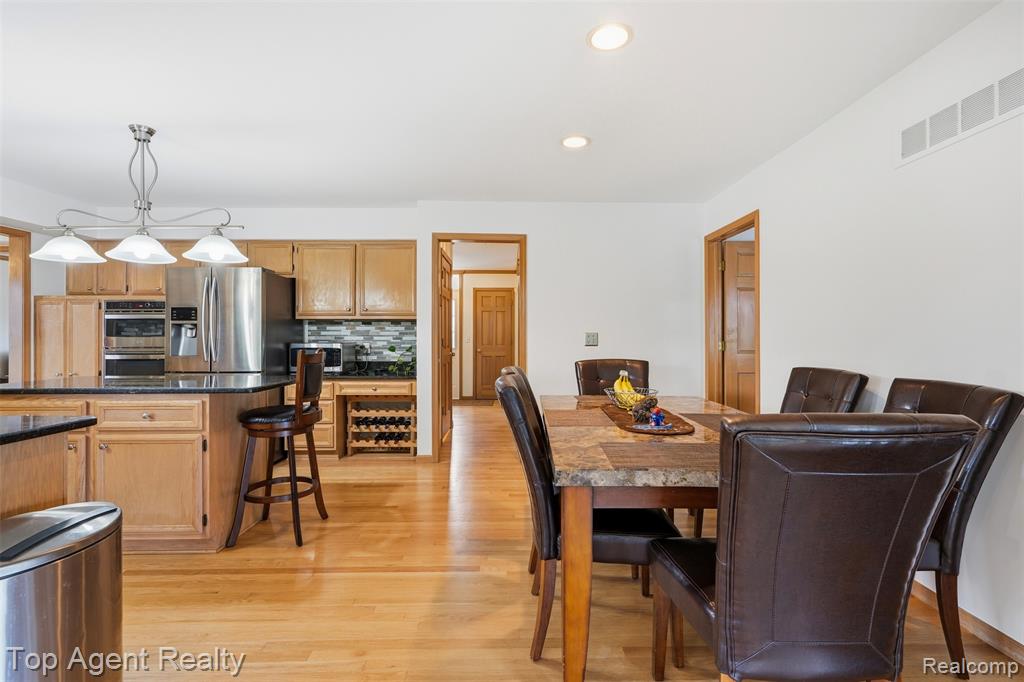 52825 Seven Oaks Drive, Utica, MI 48316 — Photo 9