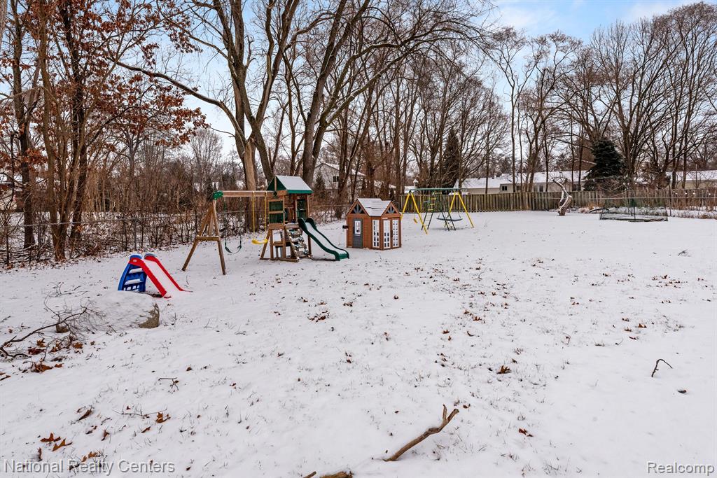 2590 AVERY Court, Wolverine Lake, MI 48390 — Photo 22
