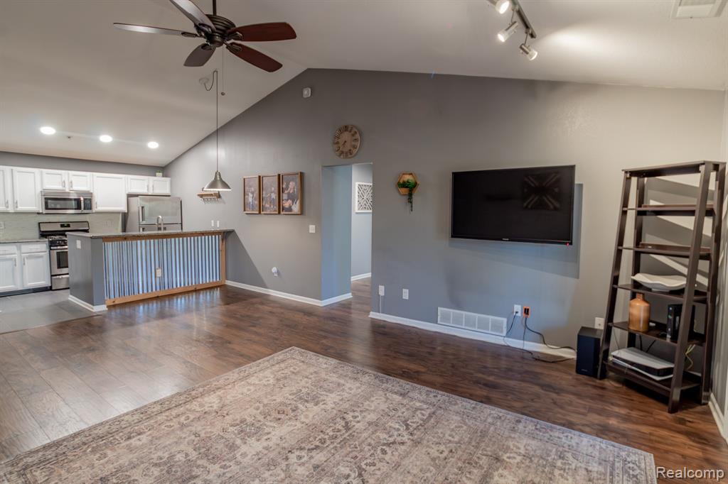 12333 Saint Andrews Way, Fenton, MI 48430 — Photo 8