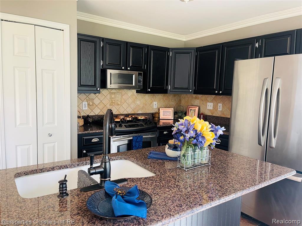 852 Linden Way, Auburn Hills, MI 48326 — Photo 17