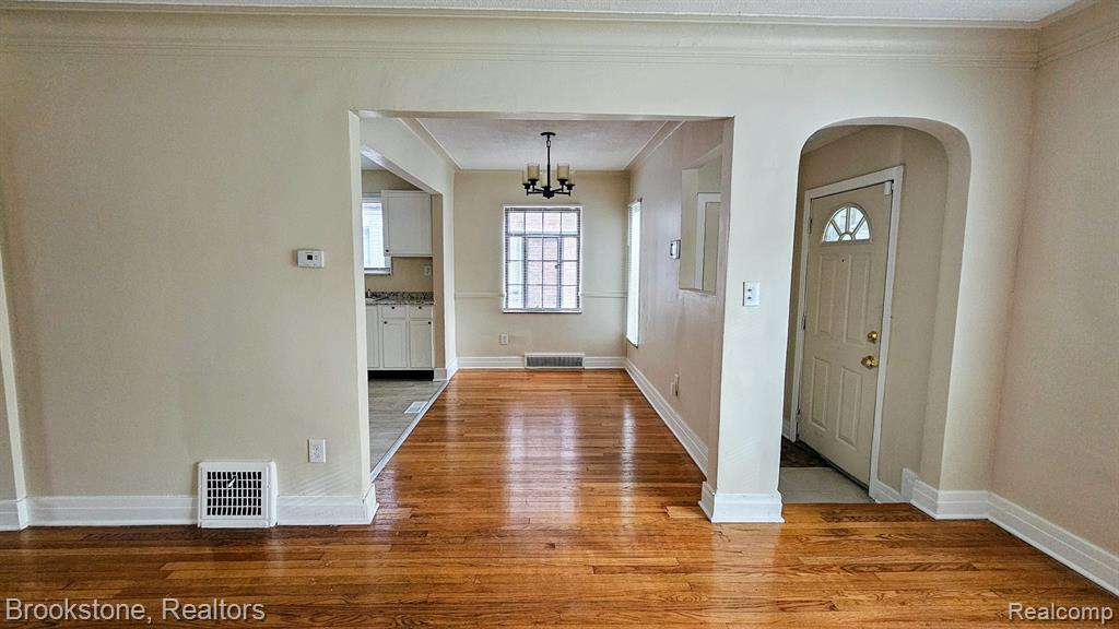 5790 LAKEPOINTE Street, Detroit, MI 48224 — Photo 9