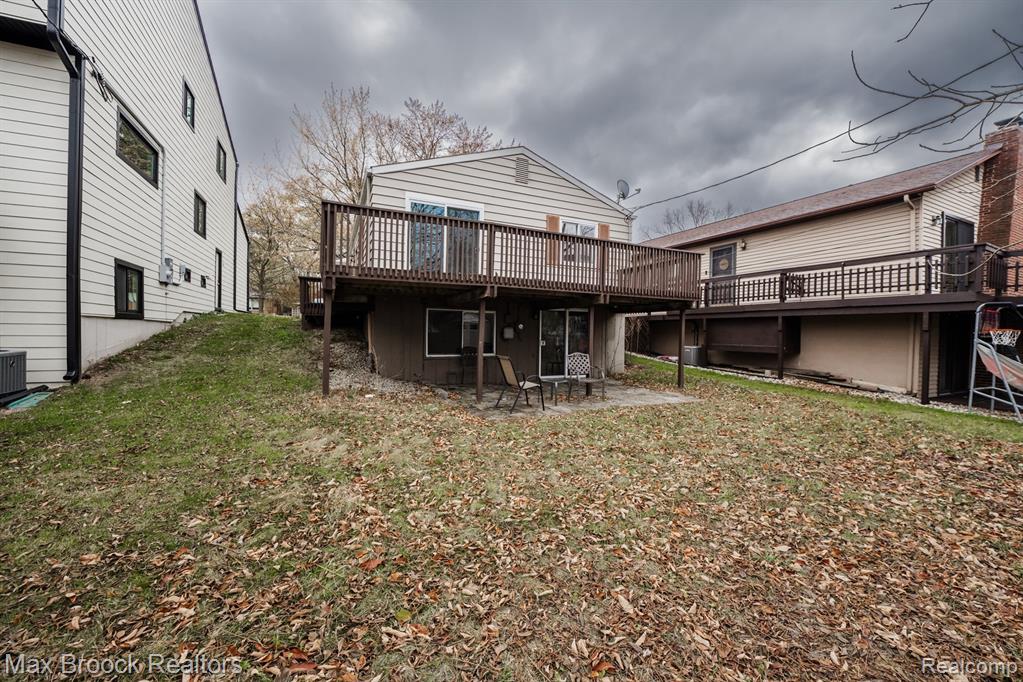 5528 SUNNYCREST Drive, West Bloomfield, MI 48323 — Photo 20