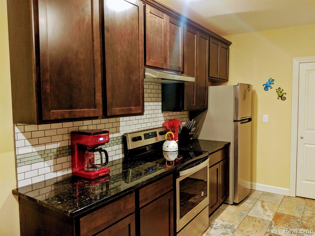 89 E EDSEL FORD FWY, Detroit, MI 48202 — Photo 6