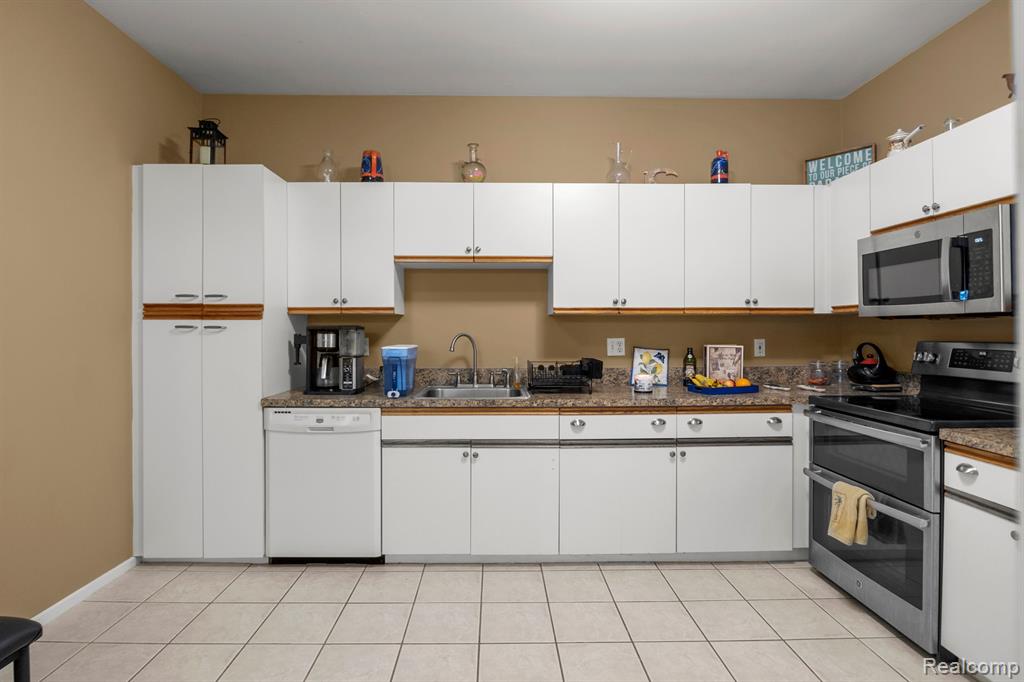 30997 CENTENNIAL Drive, Novi, MI 48377 — Photo 8