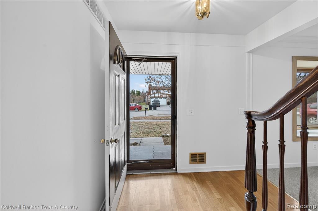 8895 Knolson Avenue, Livonia, MI 48150 — Photo 5