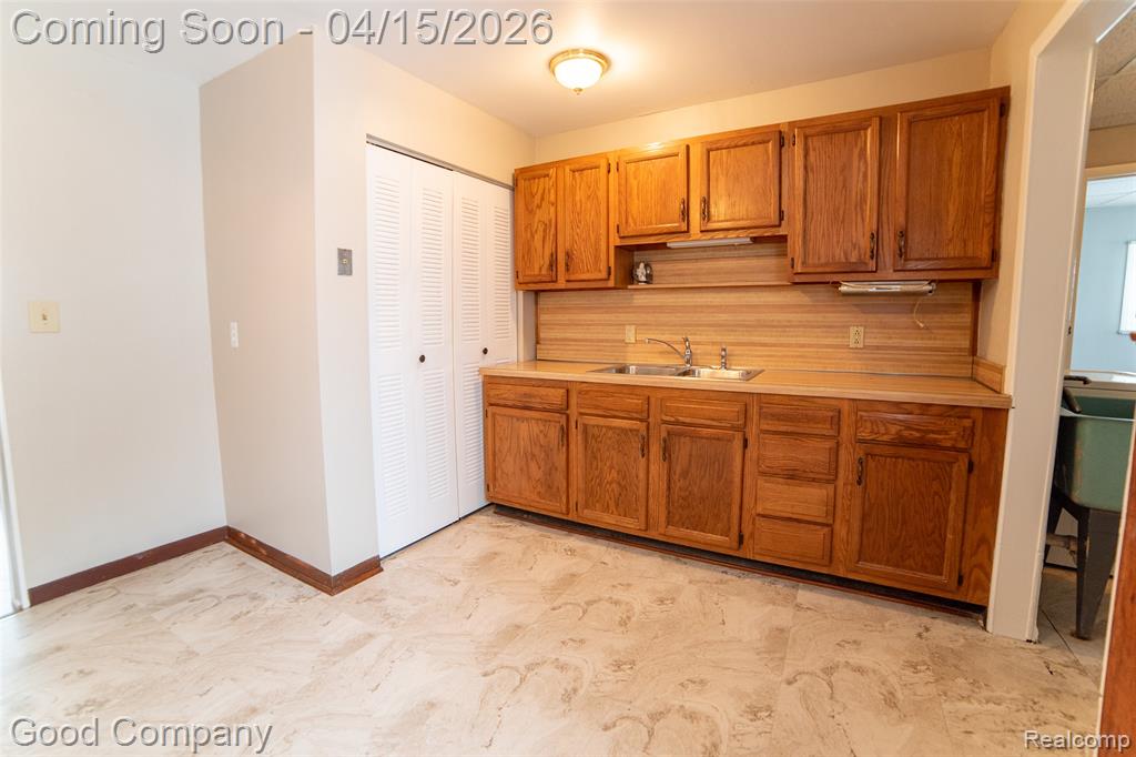 544 E Dallas Avenue, Madison Heights, MI 48071 — Photo 7