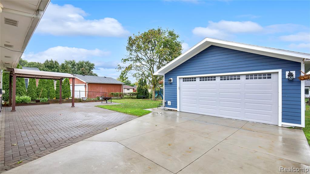 40444 Harmon Drive, Sterling Heights, MI 48310 — Photo 17