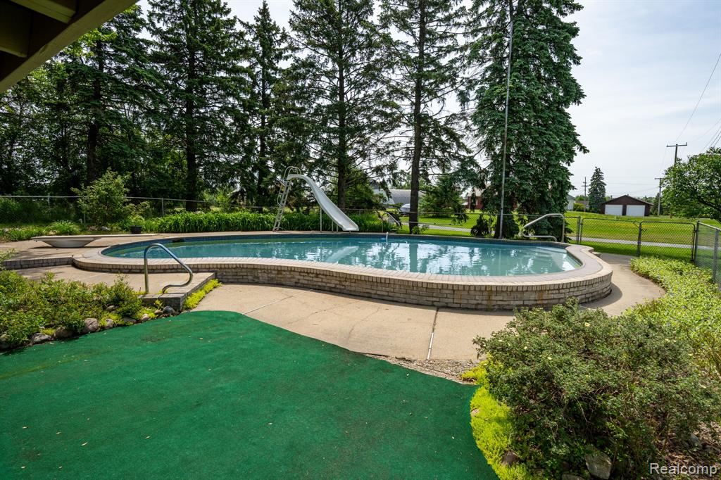 5871 Brewster Road, Rochester Hills, MI 48306 — Photo 3