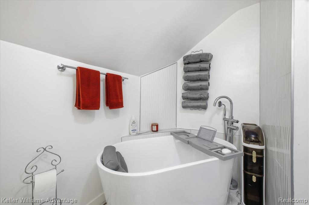 2145 Vernier Road, Grosse Pointe Woods, MI 48236 — Photo 27