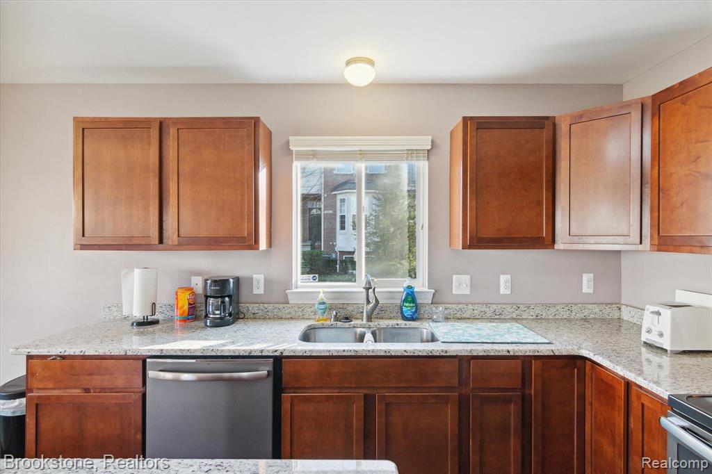 712 SUPERIOR Parkway, Westland, MI — Photo 14