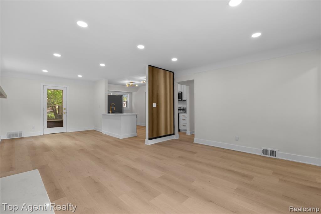 24300 Seneca Street, Oak Park, MI 48237 — Photo 9