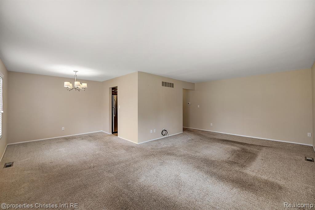 636 E FOX HILLS Drive, Bloomfield Hills, MI 48304 — Photo 14