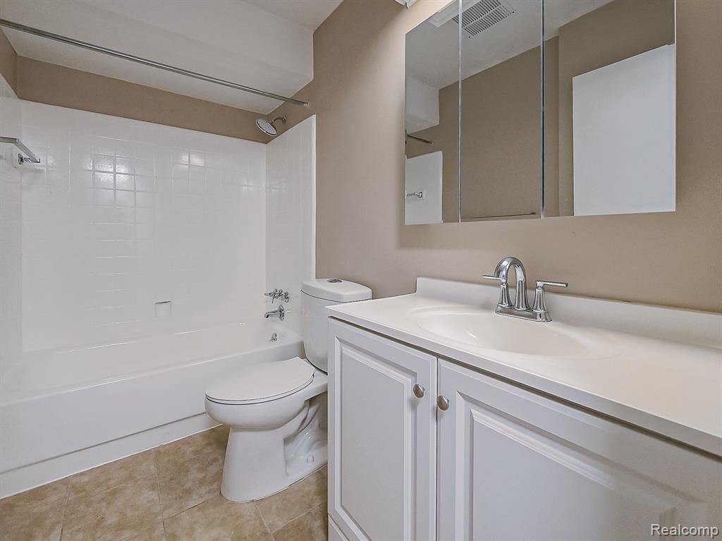 8250 CRESTVIEW Drive, B8, Sterling Heights, MI 48312 — Photo 9