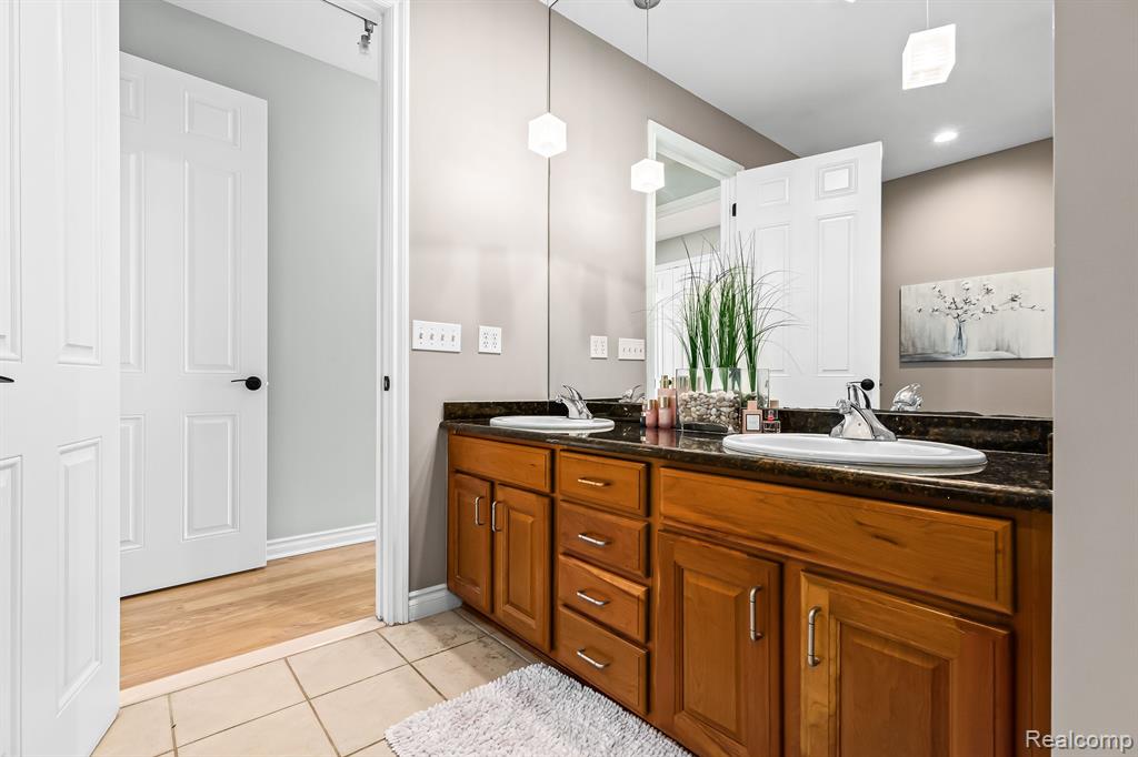 10815 SPARKLING WATERS Court, South Lyon, MI 48178 — Photo 24