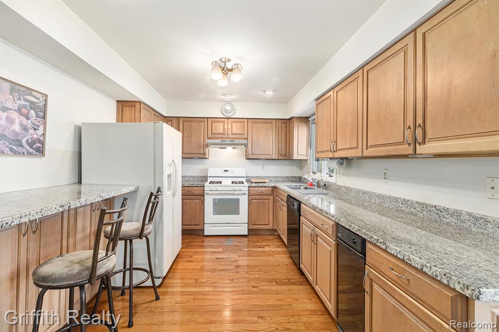 8570 Riverside Drive, Brighton, MI 48116 — Photo 16