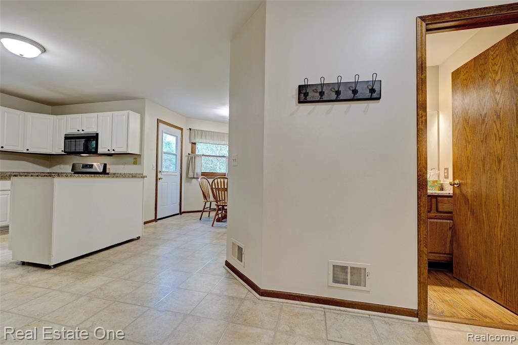 5370 Greenview Drive, Clarkston, MI 48348 — Photo 14
