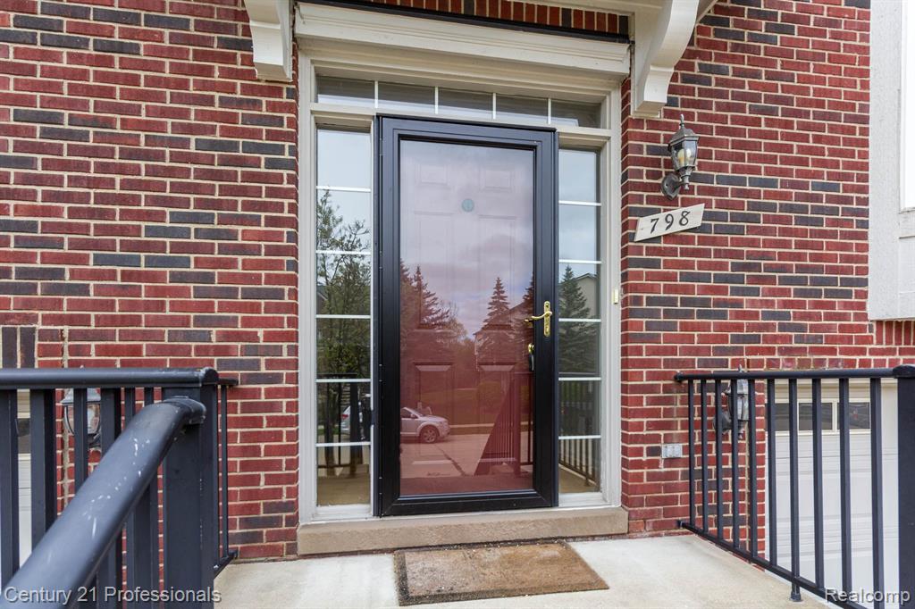 798 SANDALWOOD Drive, Troy, MI 48085 — Photo 5
