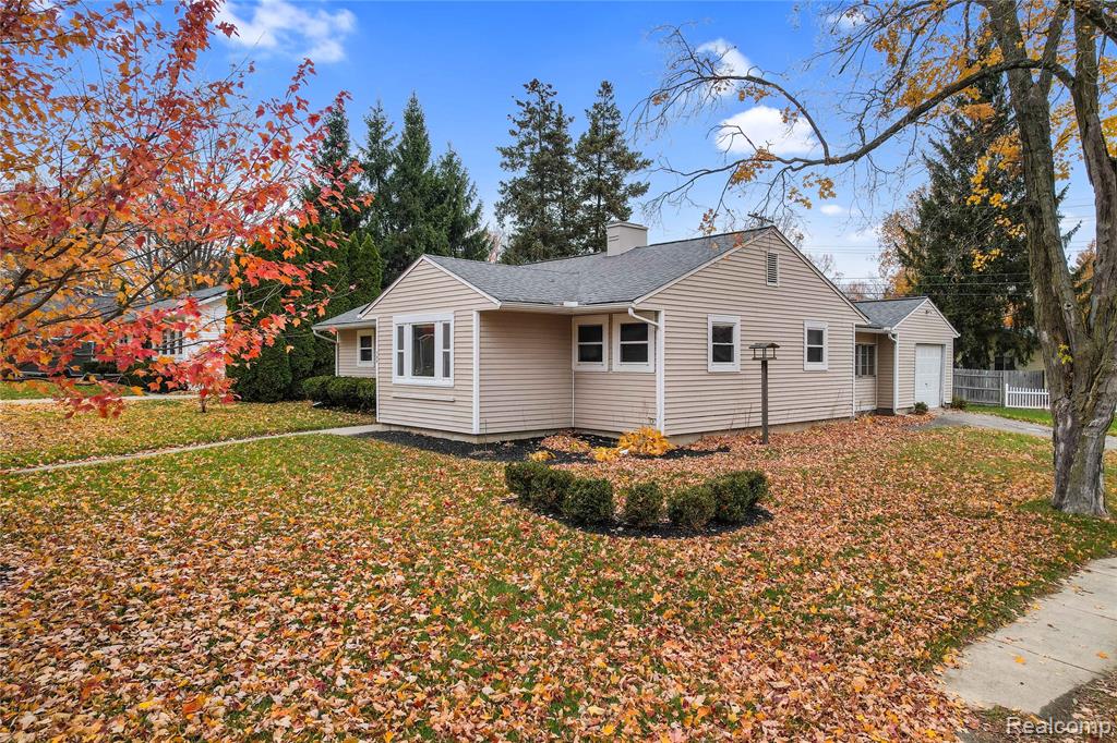 704 W Brooks Street, Howell, MI 48843 — front exterior