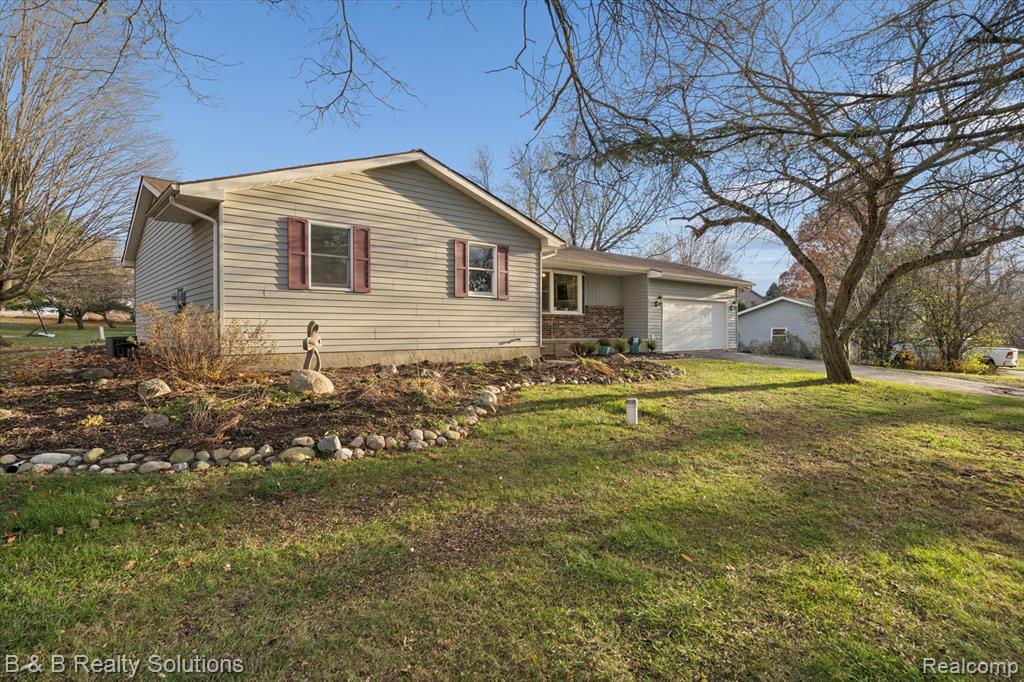 1357 Bloomingfield Drive, Lapeer, MI 48446 — Photo 2