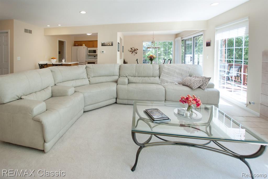 587 Winwood Circle, 20, Walled Lake, MI 48390 — Photo 9