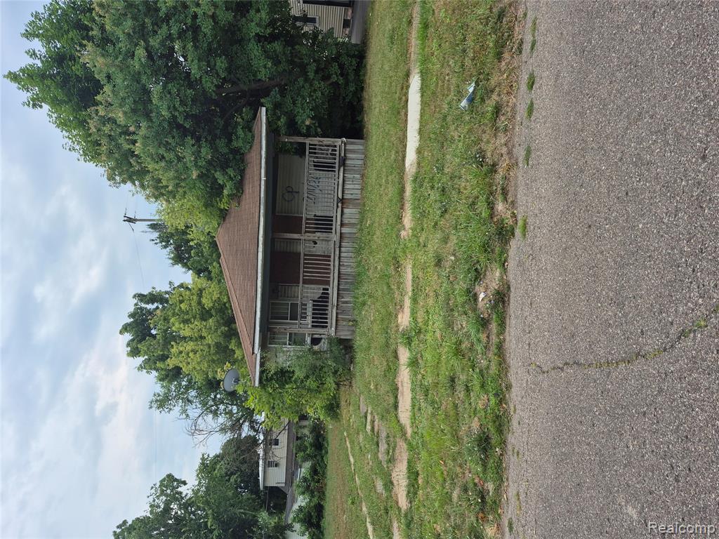 2221 Clement Street, Flint, MI 48504