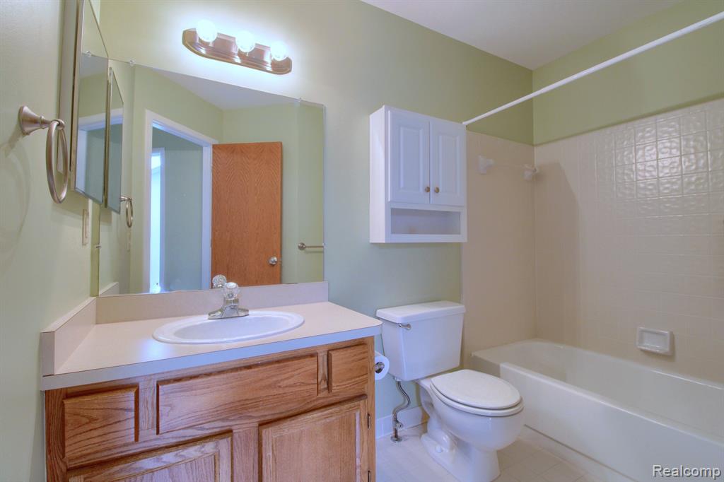 9362 EASTWIND Drive, Livonia, MI 48150 — Photo 24