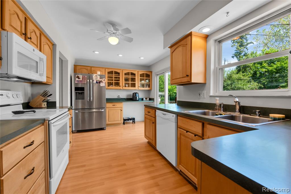 607 Ashburnham Street, Auburn Hills, MI 48326 — Photo 8