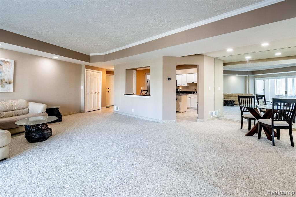 43100 12 OAKS CRESCENT Drive, 4044, Novi, MI 48377 — Photo 10